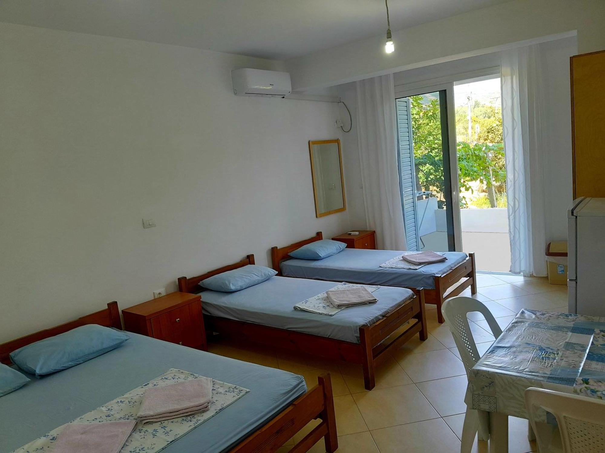 Spiro Guest House Himarë Exterior foto